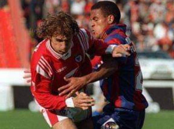 Paulo Silva num duelo com Karel Poborsky no antigo estádio da Luz