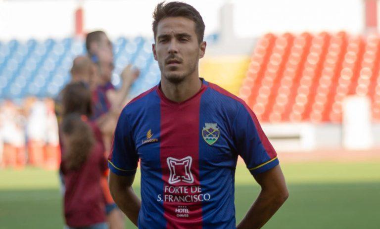 João Teixeira com a camisola do GD Chaves