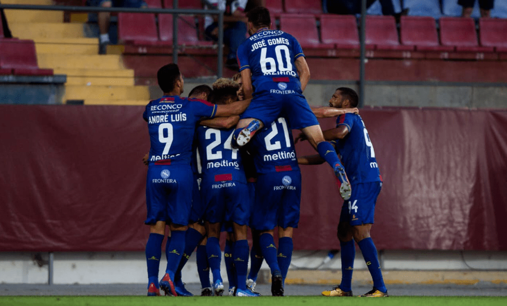 Equipa celebra um golo no Municipal