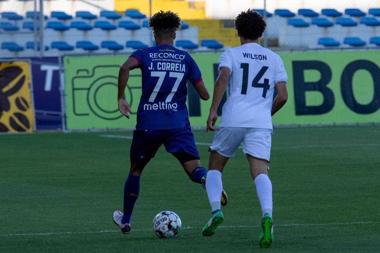 João Correia saiu com uma lesão muscular e afetou a estratégia de Carlos Pinto