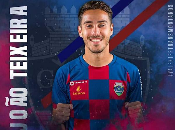 CD Feirense 0-4 GD Chaves: Goleada em noite estrondosa de João Teixeira