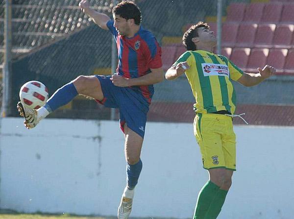 João Fernandes a lutar pela bola frente a um adversário do Macedo Cavaleiros