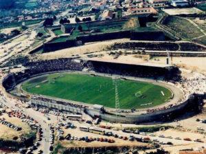 Estádio Municipal bem composto antes de um jogo do GD Chaves para a I Divisão