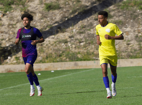 João Correia com o irmão Tiago Correia, jogador do Pedras Salgadas