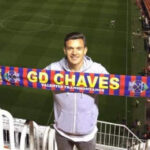 Pedro Gonçalves com o cachecol do GD Chaves no Mestalla