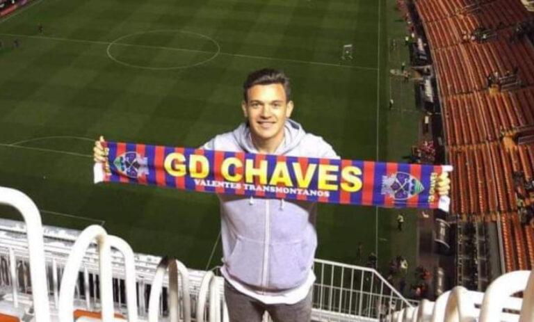Pedro Gonçalves com o cachecol do GD Chaves no Mestalla