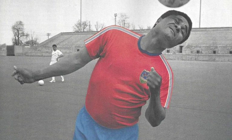 Eusébio com a camisola do Desportivo de Chaves