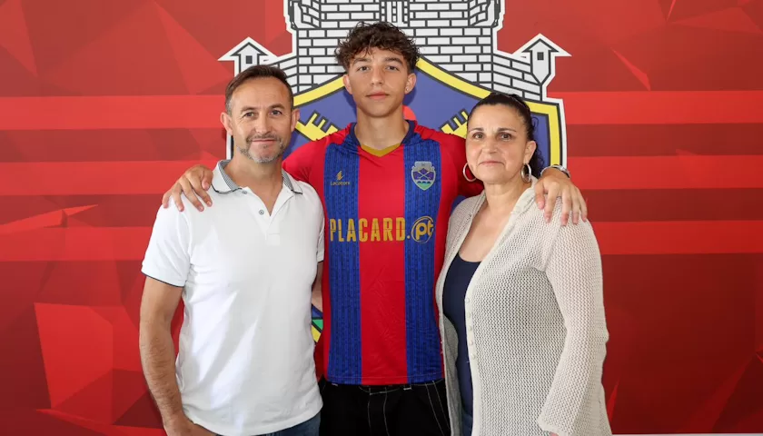 OFICIAL: Jovem Melro assina pelo "clube do coração"