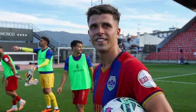 Héctor recebeu o prémio de melhor jogador do ano do GD Chaves