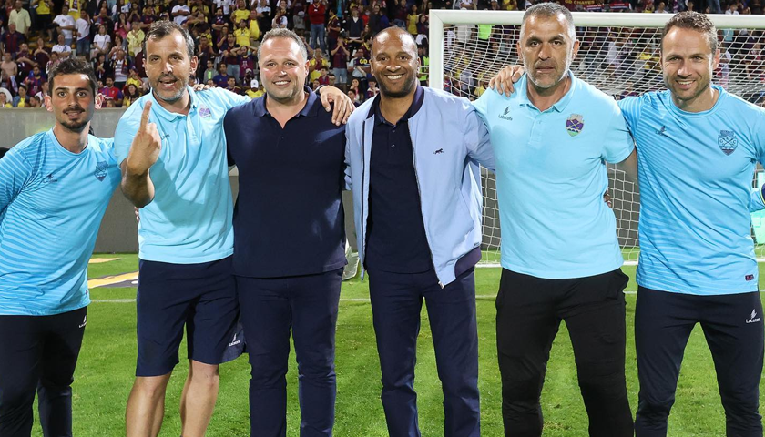 Marco Alves ao lado de Vítor Campelos na festa da subida à Primeira Liga do GD Chaves