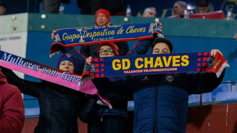 Adeptos do GD Chaves com cachecóis