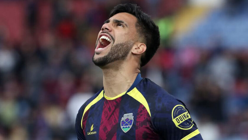 Tiago Reis avançado Chaves